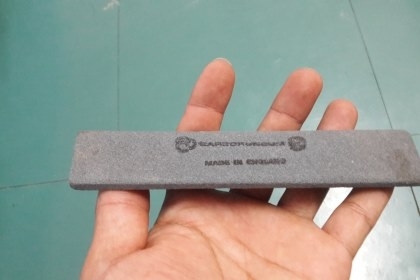 ขายหินลับมีดตราคนป่า Made in England.รุ่นยาวเรียวเล็ก ขายหินลับมีดตราคนป่า Made in England.รุ่นยาวเรียวเล็ก