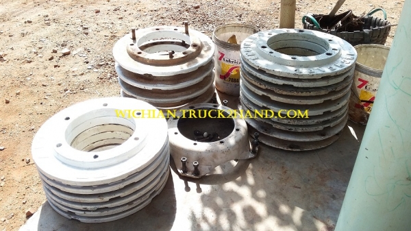 ขายเวทถ่วงล้อหลังรถไถฟอ์ด นิวฮอลแลนด์ เก่านอก แท้ติดรถมีหลายชุดสภาพสวยๆ แผ่นหนาหนักมาก แผ่นละ2,500บาท.