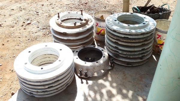 ขายเวทถ่วงล้อหลังรถไถฟอ์ด นิวฮอลแลนด์ เก่านอก แท้ติดรถมีหลายชุดสภาพสวยๆ แผ่นหนาหนักมาก แผ่นละ2,500บาท.