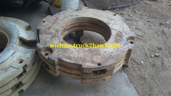 ขายเวทถ่วงล้อหลังรถไถฟอ์ด นิวฮอลแลนด์ เก่านอก แท้ติดรถมีหลายชุดสภาพสวยๆ แผ่นหนาหนักมาก แผ่นละ2,500บาท.