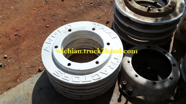 ขายเวทถ่วงล้อหลังรถไถฟอ์ด นิวฮอลแลนด์ เก่านอก แท้ติดรถมีหลายชุดสภาพสวยๆ แผ่นหนาหนักมาก แผ่นละ2,500บาท.