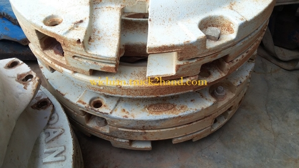 ขายเวทถ่วงล้อหลังรถไถฟอ์ด นิวฮอลแลนด์ เก่านอก แท้ติดรถมีหลายชุดสภาพสวยๆ แผ่นหนาหนักมาก แผ่นละ2,500บาท.