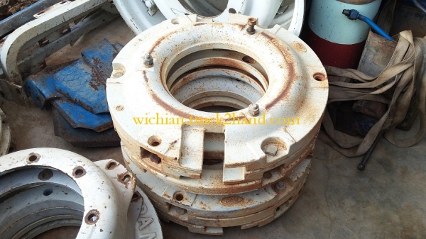 ขายเวทถ่วงล้อหลังรถไถฟอ์ด นิวฮอลแลนด์ เก่านอก แท้ติดรถมีหลายชุดสภาพสวยๆ แผ่นหนาหนักมาก แผ่นละ2,500บาท.