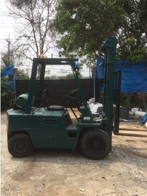 ขายรถยกโคมัสสึ 2.5 ตัน เสาสูง 4 เมตร(ราคา 100,000 บาท) ราคาถูก คุ้มแน่นอน