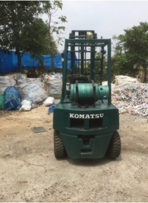 ขายรถยกโคมัสสึ 2.5 ตัน เสาสูง 4 เมตร(ราคา 100,000 บาท) ราคาถูก คุ้มแน่นอน