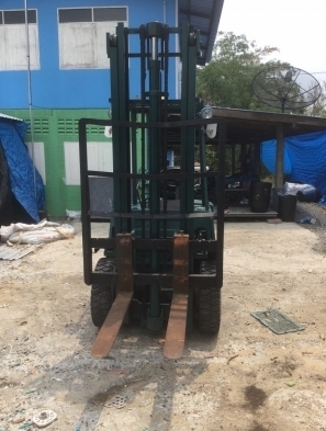 ขายรถยกโคมัสสึ 2.5 ตัน เสาสูง 4 เมตร(ราคา 70,000 บาท) ราคาถูก คุ้มแน่นอน