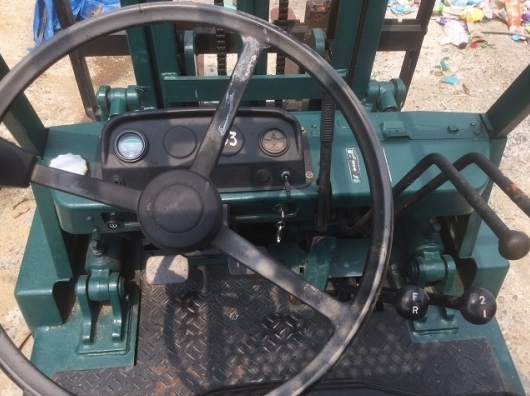 ขายรถยกโคมัสสึ 2.5 ตัน เสาสูง 4 เมตร(ราคา 70,000 บาท) ราคาถูก คุ้มแน่นอน