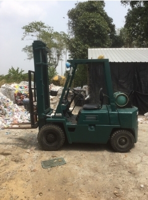 ขายรถยกโคมัสสึ 2.5 ตัน เสาสูง 4 เมตร(ราคา 70,000 บาท) ราคาถูก คุ้มแน่นอน