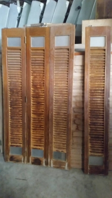 บานหน้าต่างเกร็ดไม้สัก