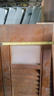 บานหน้าต่างเกร็ดไม้สัก