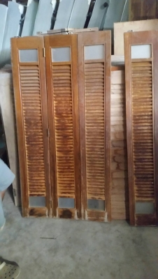 บานหน้าต่างเกร็ดไม้สัก