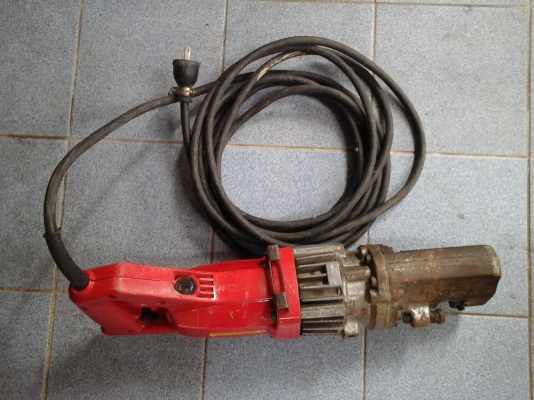 เครื่องตัดเหล็กมือถือ ตัดเหล็กเหล็กเส้นหรือเหล็กข้ออ้อย 4-16 mm. สภาพพร้อมใช้งาน (พร้อมกล่องเครื่องมือ)