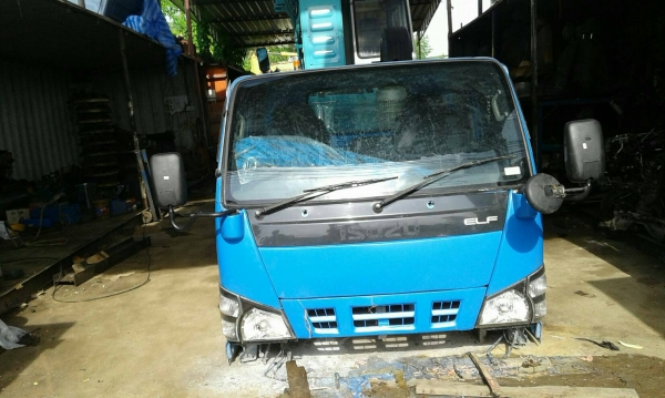 หัวเก๋ง Isuzu NKR เก่านอก