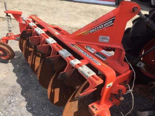 ขายรถไถคูโบต้า L3608SP สภาพนางฟ้า ใช้งานน้อย 700 ชั่วโมง จดทะเบียนปี 58. ขายพร้อมอุปกรณ์ใบมีดดันหน้าและผานพรวนตราช้าง ราคา 348,000 บาท  สนใจโทร 081-9136451 หรือ ขอดูรูปทาง line:bow6451 ค่ะ