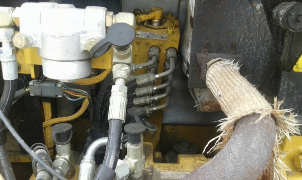 ขายรถขุดขนาดเล็ก ยี่ห้อ CAT  รุ่น  305 เครื่องยนต์ KOMATSU  K4N คอนโทรลน้ำมัน ปั้มนิ้ว อ๊อฟเซ็ทบูม