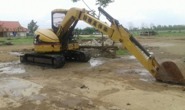 ขายรถขุดขนาดเล็ก ยี่ห้อ CAT  รุ่น  305 เครื่องยนต์ KOMATSU  K4N คอนโทรลน้ำมัน ปั้มนิ้ว อ๊อฟเซ็ทบูม