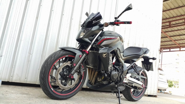 CB650F สวยสวรรค์ ปีสดๆ 2015 วิ่งน้อยมากมีประกันศูนย์ ต่อรองได้คับ