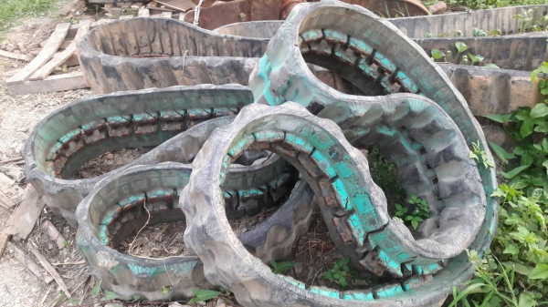 ขายแทรคยางให้กับรถ PC 20 , PC 28UU ข้อห่าง 40 ข้อ หรือ ข้อถี่ 80 ข้อ ราคา 21,000 บาท