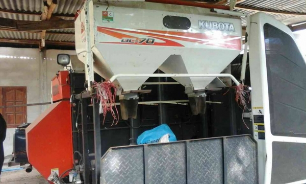 ขายรถเกี่ยวข้าว kubota DC70Gรุ่นรองกระสอบ เอกสารเล่มทะเบียนทำงาน960 ชม.