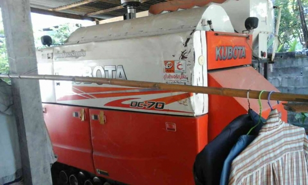 ขายรถเกี่ยวข้าว kubota DC70Gรุ่นรองกระสอบ เอกสารเล่มทะเบียนทำงาน960 ชม.