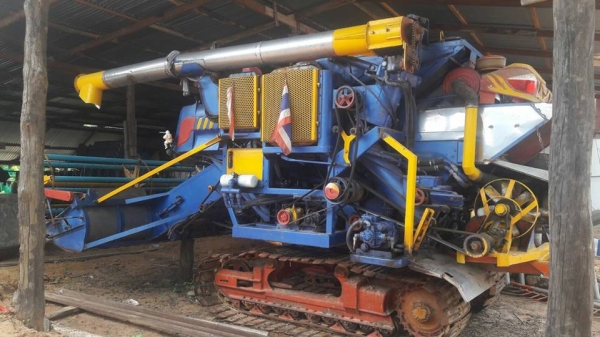 ขายรถเกี่ยวข้าวไทยเส็งยนต์ปี53 เครื่องHINO JO8C260เทอร์โบว์ ช่วงล่าง12ปั๊ม23 พร้อมลงงาน