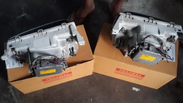 ขายโครมไฟหน้าทั้งชุด หลอดไฟซีนอน โครมไฟ บัลลาสต์ isuzu dragon d-max 2ข้างใช้ได้เลย ขายโครมไฟหน้าทั้งชุด หลอดไฟซีนอน โครมไฟ บัลลาสต์ isuzu dragon d-max 2ข้างใช้ได้เลย