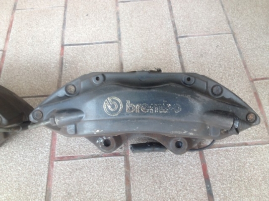 เบรค bremboเเท้ 4 POT ใหญ่ผ้าเบรคหนาอยู่เก่าญี่ปุ่นเเท้สีเดิมๆสภาพดี