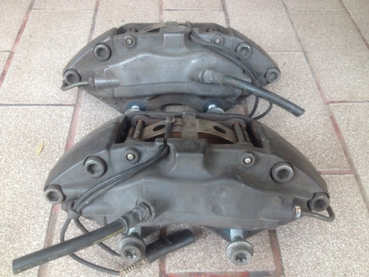 เบรค bremboเเท้ 4 POT ใหญ่ผ้าเบรคหนาอยู่เก่าญี่ปุ่นเเท้สีเดิมๆสภาพดี