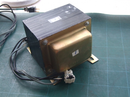 หม้อแปลงไฟจาก 220v ==> 100v ไม่ระบุผู้ผลิต ขนาด 2,000w ลูกที่ 1