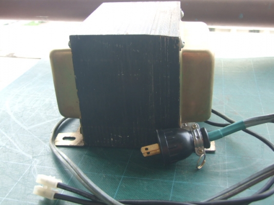 หม้อแปลงไฟจาก 220v ==> 100v ไม่ระบุผู้ผลิต ขนาด 2,000w ลูกที่ 2