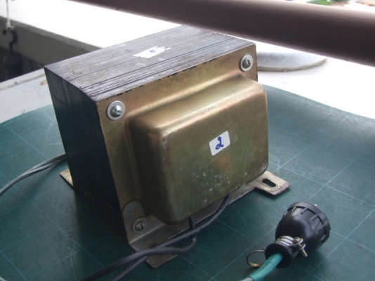 หม้อแปลงไฟจาก 220v ==> 100v ไม่ระบุผู้ผลิต ขนาด 2,000w ลูกที่ 2