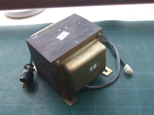 หม้อแปลงไฟจาก 220v ==> 100v ไม่ระบุผู้ผลิต ขนาด 2,000w ลูกที่ 2