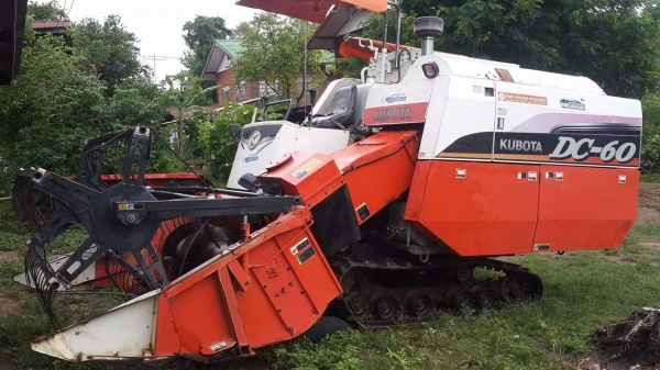 ขายรถเกี่ยวข้าวคูโบต้า DC 60 PLUS  เจ้าของขายเองครับ  ปี  53  สภาพสวยครับ ปรับลดราคาด่วนครับ  เอาไปเลยครับถูก ๆ  240,000 ครับ