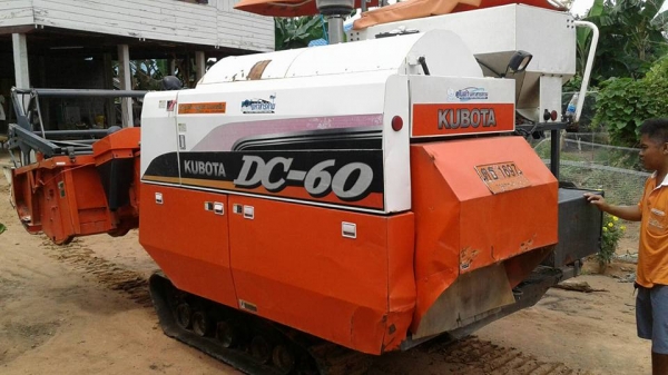 ขายรถเกี่ยวข้าวคูโบต้า DC 60 PLUS  เจ้าของขายเองครับ  ปี  53  สภาพสวยครับ ปรับลดราคาด่วนครับ  เอาไปเลยครับถูก ๆ  240,000 ครับ