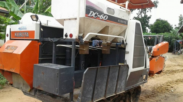 ขายรถเกี่ยวข้าวคูโบต้า DC 60 PLUS  เจ้าของขายเองครับ  ปี  53  สภาพสวยครับ ปรับลดราคาด่วนครับ  เอาไปเลยครับถูก ๆ  240,000 ครับ