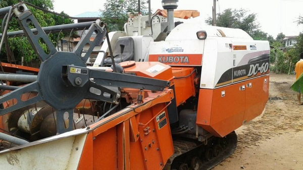 ขายรถเกี่ยวข้าวคูโบต้า DC 60 PLUS  เจ้าของขายเองครับ  ปี  53  สภาพสวยครับ ปรับลดราคาด่วนครับ  เอาไปเลยครับถูก ๆ  240,000 ครับ