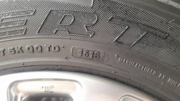 ขายล้อแม็กป้ายแดง hyundai h1 16" ยางปี16 สนใจติดต่อ ตาเล็ก ล้อและยางครับ 081-3747940