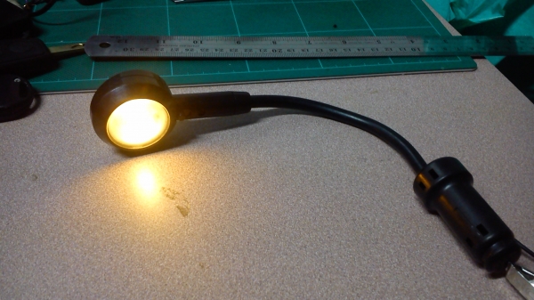 ไฟฉายส่องสว่างในรถต่อกับช่องที่จุดไฟบุหรี่