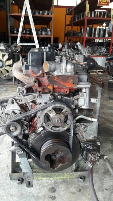 เครื่องยนต์อีซูสุ6HE1#195แรงม้าสวยๆอุปกรณ์ครบมีใบเลขเครื่องติดดีมากครับ