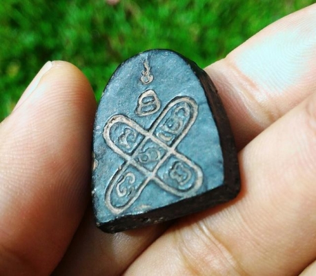 พระปิดตาเนื้อว่านเก่า หลังยันต์สวย ลงรักดำหายากแล้วครับ