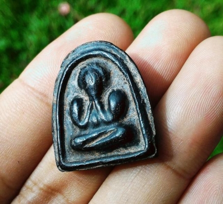 พระปิดตาเนื้อว่านเก่า หลังยันต์สวย ลงรักดำหายากแล้วครับ