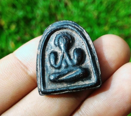 พระปิดตาเนื้อว่านเก่า หลังยันต์สวย ลงรักดำหายากแล้วครับ