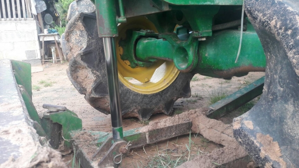 ขาย รถไถจอร์นเดียร์ รุ่น 5615 พร้อมใช้ เอกสารเป็นเล้มทะเบียน