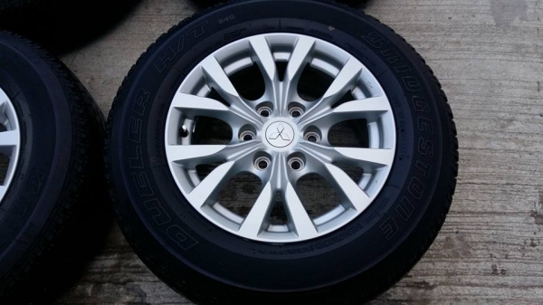 ขายล้อแม็ก mitsu pajero สีเงิน 17" ยางปี14 สนใจติดต่อ ตาเล็ก ล้อและยางครับ 081-3747940