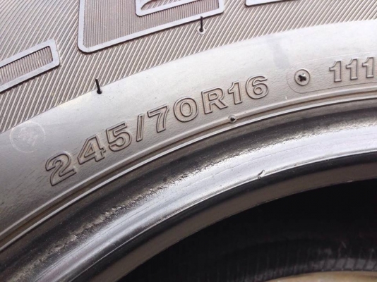ยาง Bridgstone 245-70-16 ปี 15 ครบชุด 4 เส้น 5000 สภาพสวยๆไม่บวมไม่กินข้าง ดอกยางเหลือเยอะเอาไปวิ่งกันใด้อีกยาวค่ะ