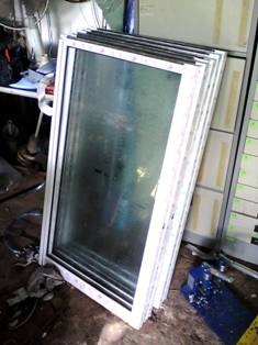 หน้าต่างประตูอบขาวบานเลื่อนเฟรมติดกล่อง ชุดละ1,400บาท