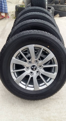 ขายล้อแม็กป้ายแดง mitsu pajero สีเงิน 18" ยางปี16 สนใจติดต่อ ตาเล็ก ล้อและยางครับ 081-3747940