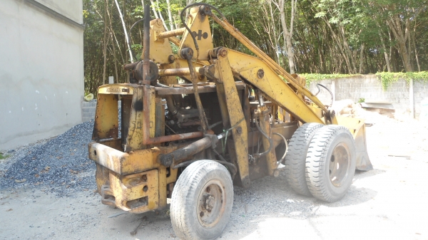 ขายรถตัก โคมัสสุ  SD 20 ตามสภาพครับ เสื้อสูบ ทะลุ