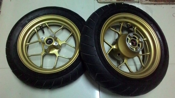 ล้อแม็กเดิมแท้ติดรถ MSX พร้อมยางเดิมๆ ครับ
