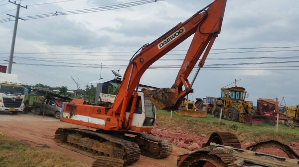 ถึงแล้ว แวะเข้ามาชมกันครับ รถขุด แบคโฮ ขนาดใหญ่ DAEWOO PC220-3 มีลายหัวเจาะ กระแทก